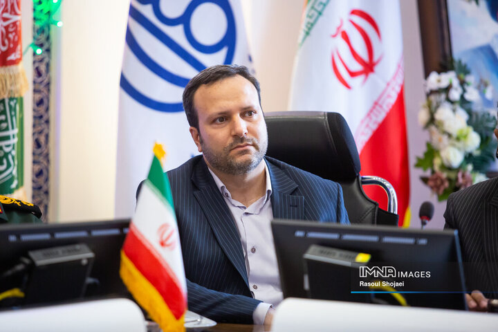 آیین اهدای نمادین بسته‌های تبرکی حرم حضرت علی(ع)