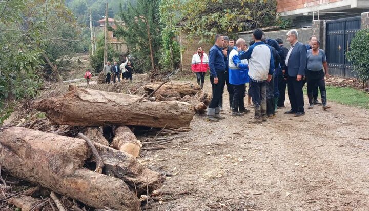 خدمات‌رسانی به اهالی روستای زرین‌آباد ساری در پی سیلاب