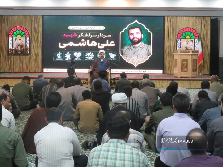 رزمندگان اسلام در میدان نبرد و جهاد با نفس الگوی جامعه اسلامی هستند