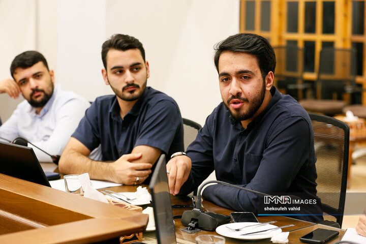 نشست با اعضای شورای نسل زد