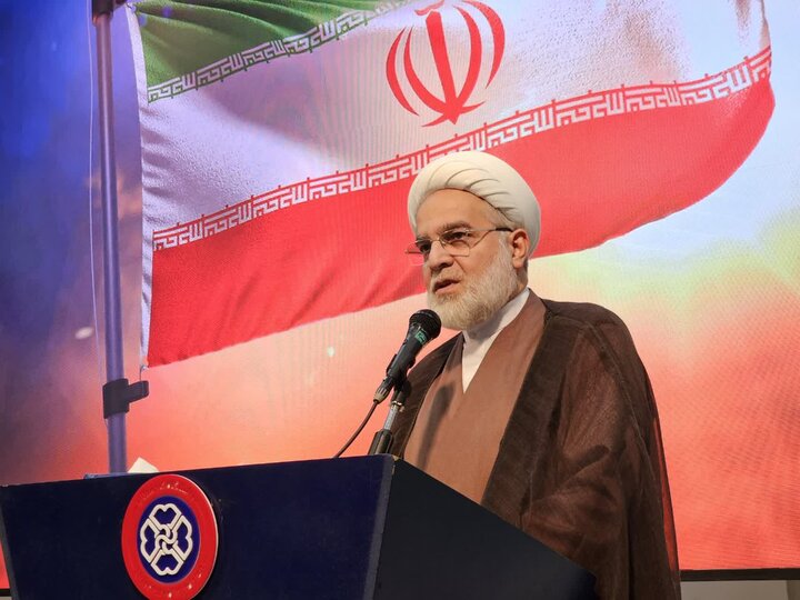 استاد دانشگاه باید الگوی علمی، انسانی و معنوی دانشجویان باشد