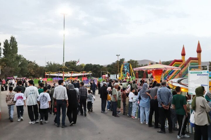 شادواره زنجان با ۵۰ غرفه متنوع تا سوم مهرماه ادامه دارد