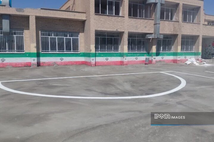 زنگ مهر در مدرسه آسیب‌دیده شهید قدوسی اصفهان نواخته می‌شود