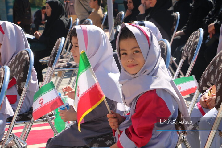 از آغوش خانه تا نیمکت مدرسه؛ قصه نخستین روز شکوفه‌ها