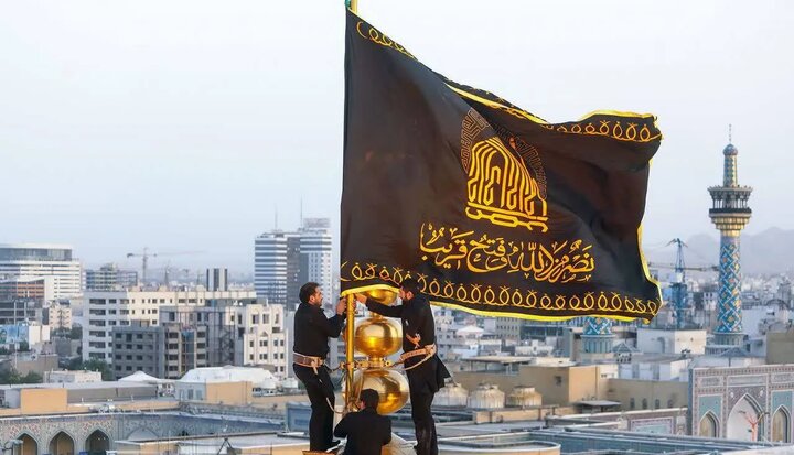 احتزاز پرچم عزای خواهر بر فراز گنبد منور رضوی