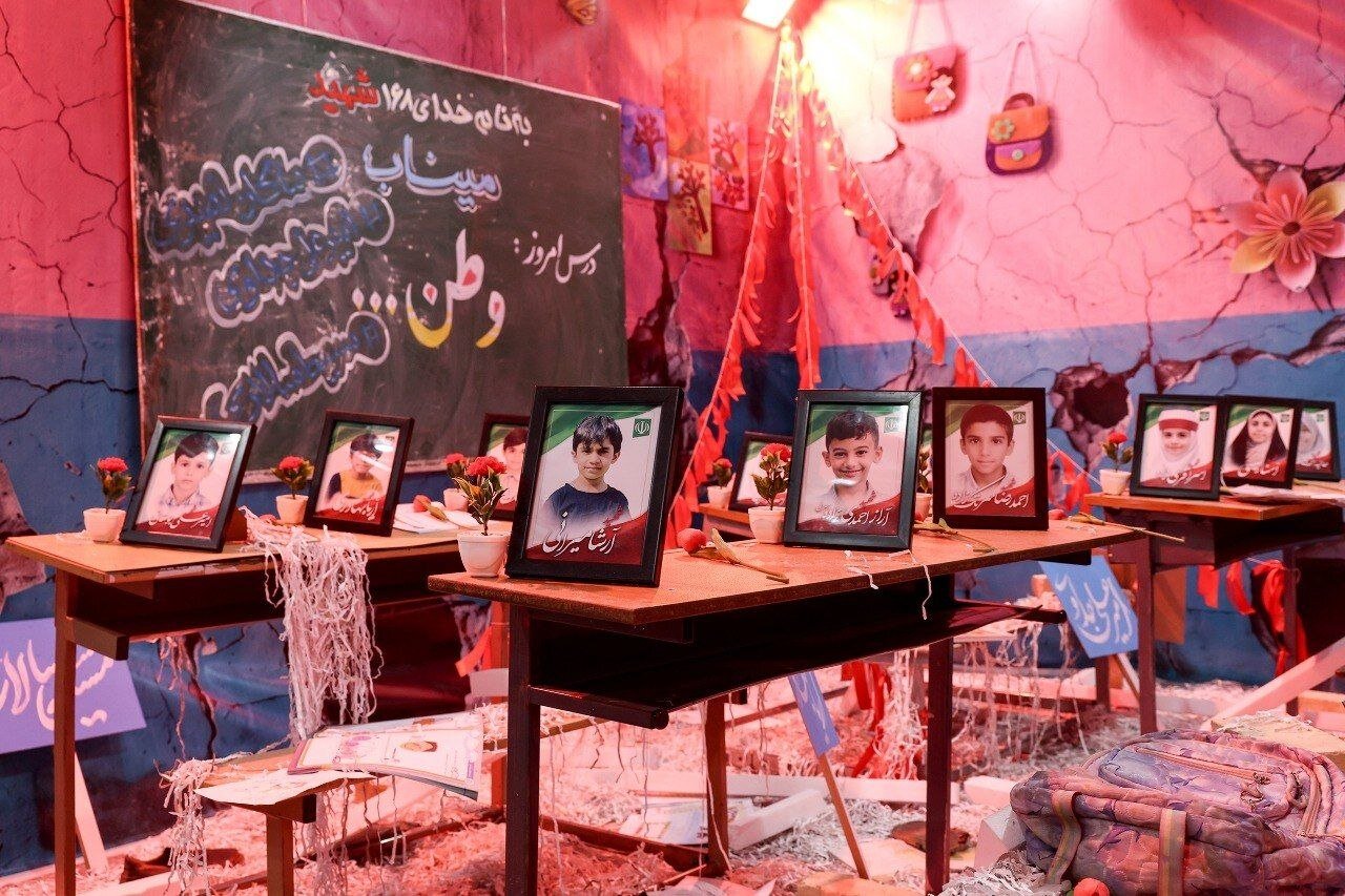 ادای احترام رئیس جمهور به تصاویر دانش‌آموزان شهید مدرسۀ میناب