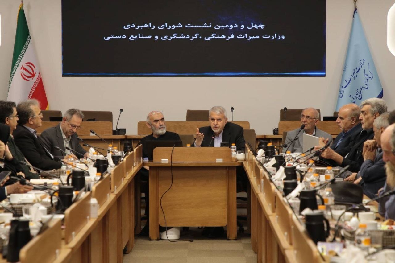 توسعه صنایع‌دستی نیازمند تغییر ریل در سیاست‌گذاری، فروش و صادرات است