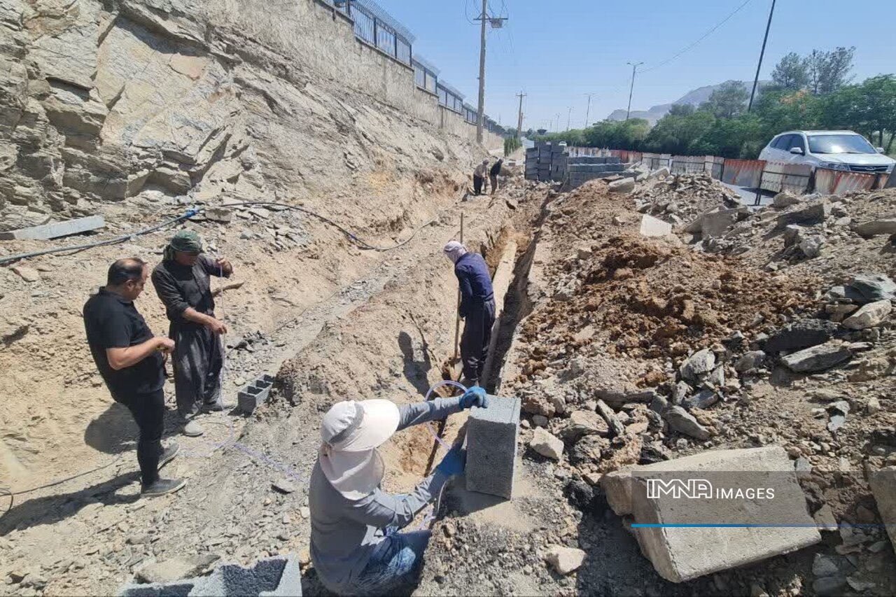 اجرای پروژه دفع آب‌های سطحی بلوار رضوان تا میدان ارغوانیه