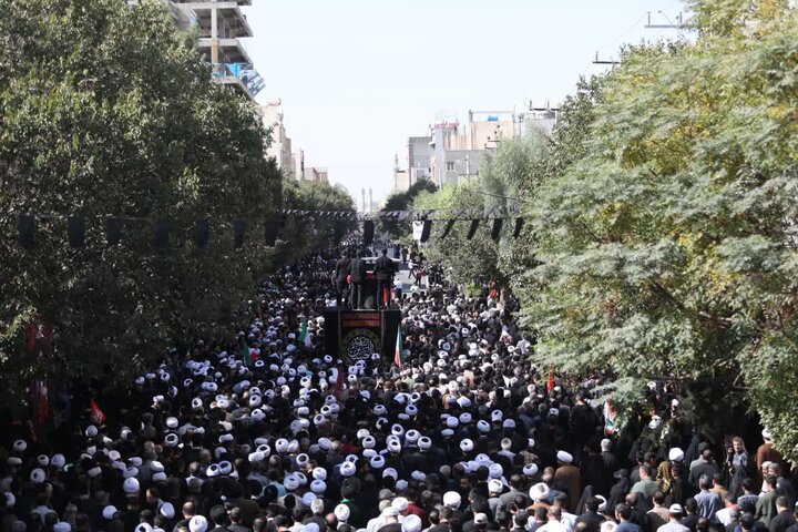 خیابان ۱۹ دی قم میزبان بدرقه باشکوه آیت‌الله شبیری زنجانی/ حضور گسترده مردم و طلاب