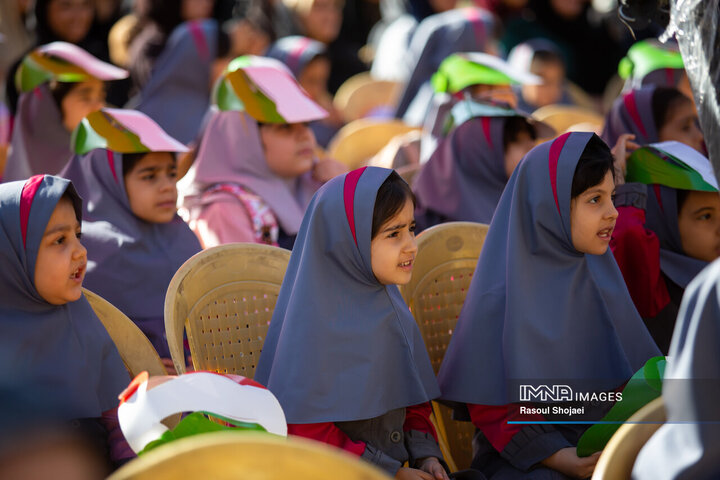زنگ مهر در مدرسه شهید قدوسی اصفهان