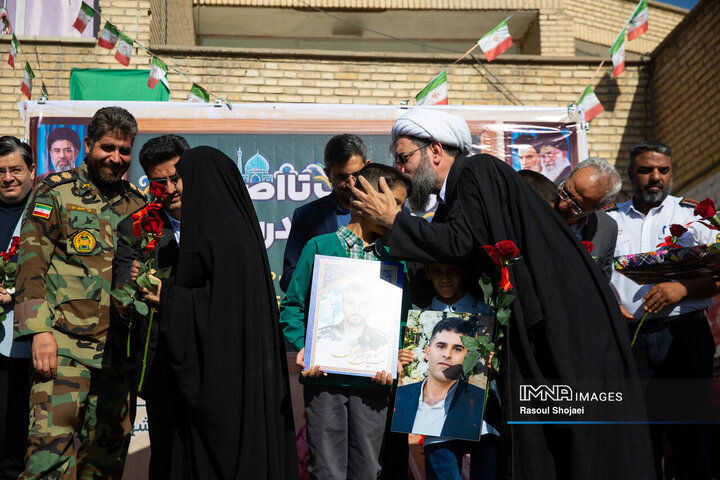 زنگ مهر در مدرسه شهید قدوسی اصفهان