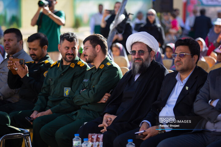 زنگ مهر در مدرسه شهید قدوسی اصفهان
