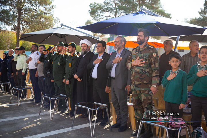 زنگ مهر در مدرسه شهید قدوسی اصفهان