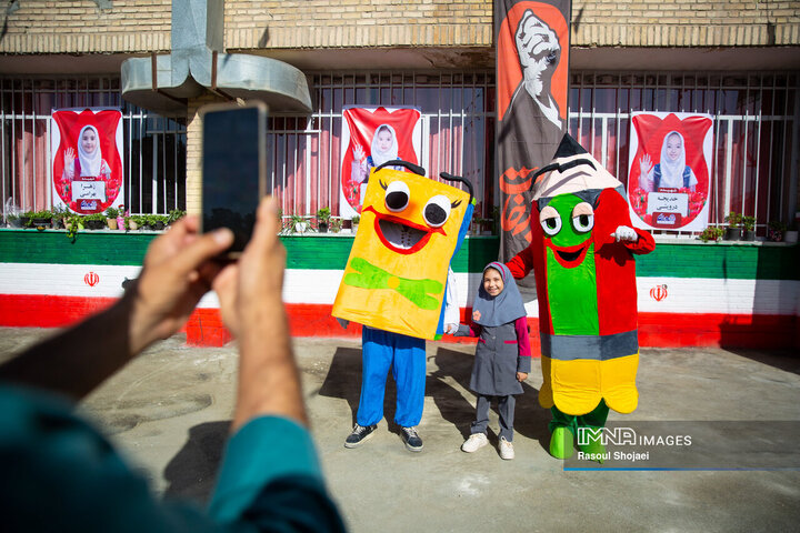 زنگ مهر در مدرسه شهید قدوسی اصفهان