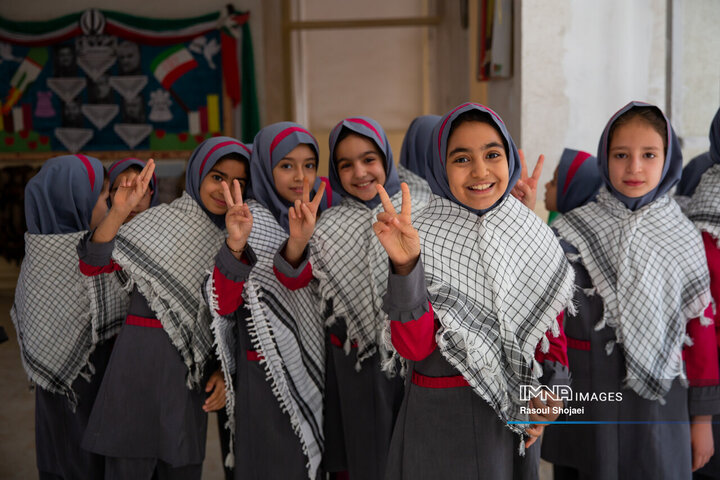 زنگ مهر در مدرسه شهید قدوسی اصفهان