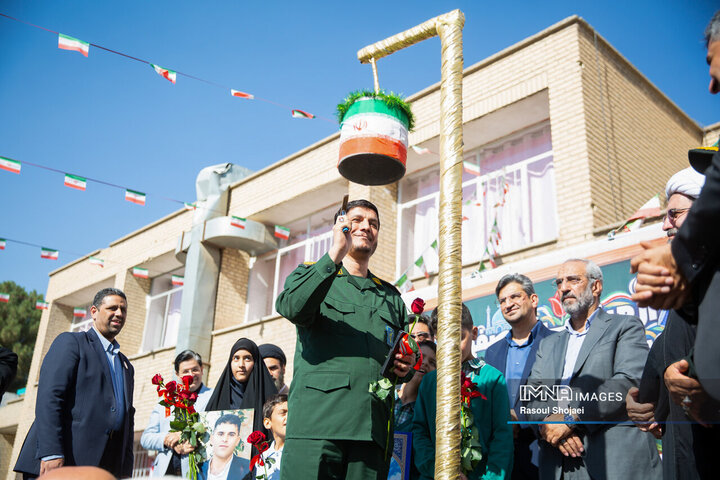 زنگ مهر در مدرسه شهید قدوسی اصفهان