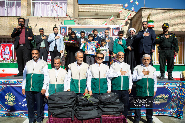 زنگ مهر در مدرسه شهید قدوسی اصفهان