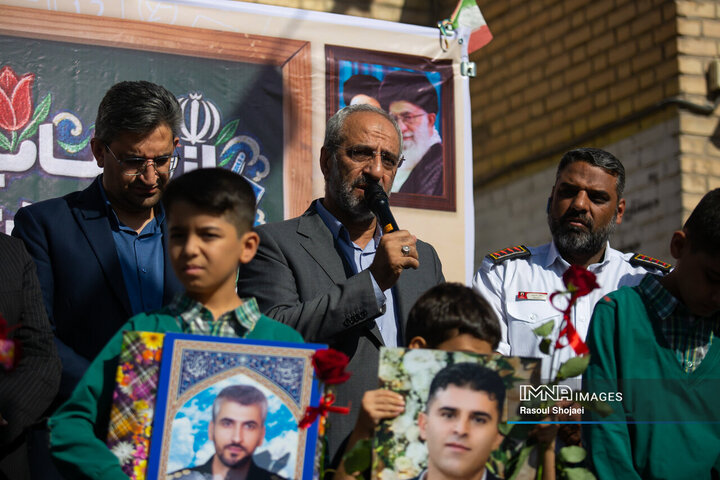 زنگ مهر در مدرسه شهید قدوسی اصفهان