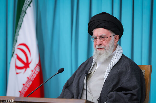 رهبر شهید: هیچ سیاست‌مدار خردمندی مذاکره همراه با تهدید را تصدیق نمی‌کند