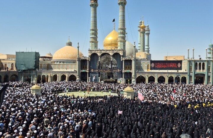 آیت‌الله سبحانی بر پیکر آیت‌الله شبیری زنجانی نماز اقامه کرد
