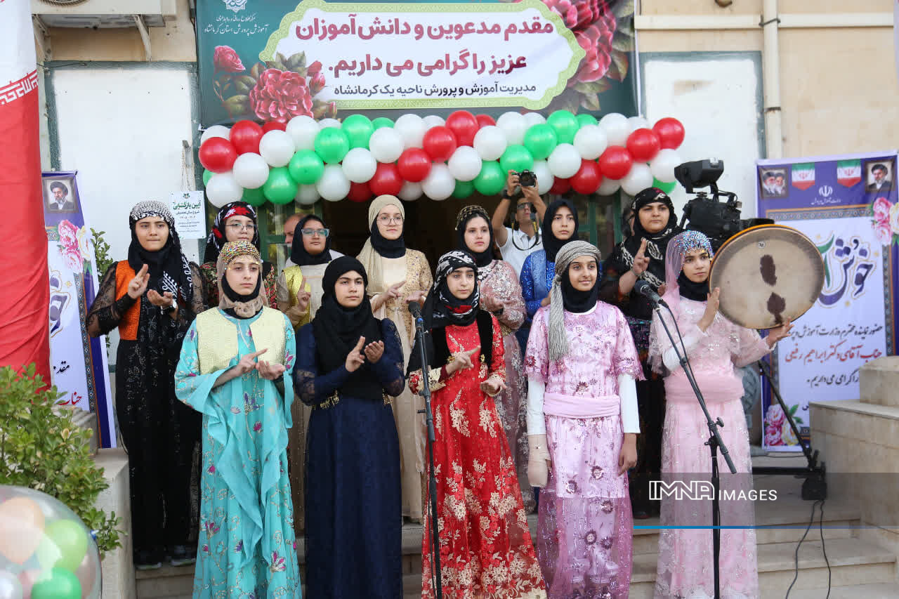 دانشآموزان با علم و مهارت مسیر پیشرفت ایران را میسازند