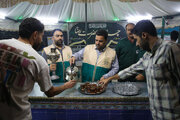 خدمت‌رسانی خادمان شهرداری اصفهان در چایخانه امام رضا (ع)