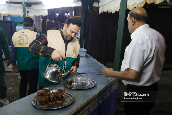 خدمت رسانی خادمان شهرداری اصفهان در چایخانه امام رضا