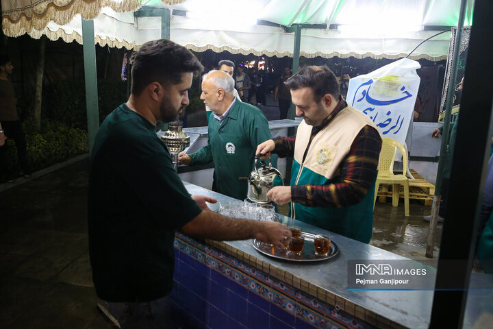 خدمت رسانی خادمان شهرداری اصفهان در چایخانه امام رضا