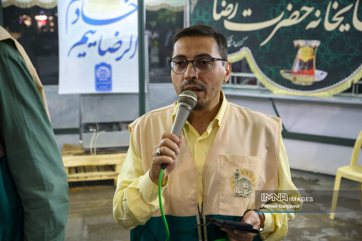 خدمت رسانی خادمان شهرداری اصفهان در چایخانه امام رضا