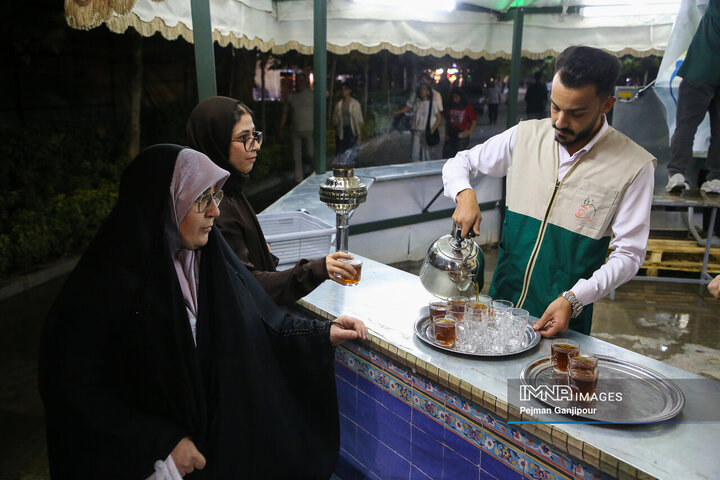 خدمت رسانی خادمان شهرداری اصفهان در چایخانه امام رضا