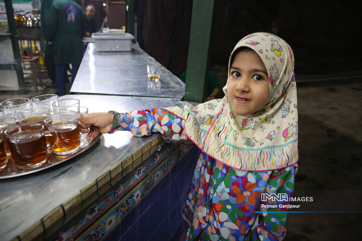 خدمت رسانی خادمان شهرداری اصفهان در چایخانه امام رضا