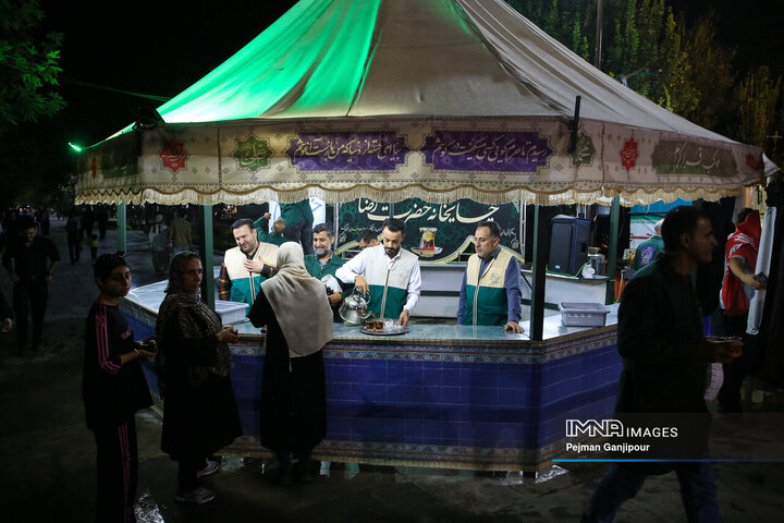 خدمت رسانی خادمان شهرداری اصفهان در چایخانه امام رضا