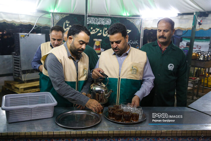 خدمت رسانی خادمان شهرداری اصفهان در چایخانه امام رضا