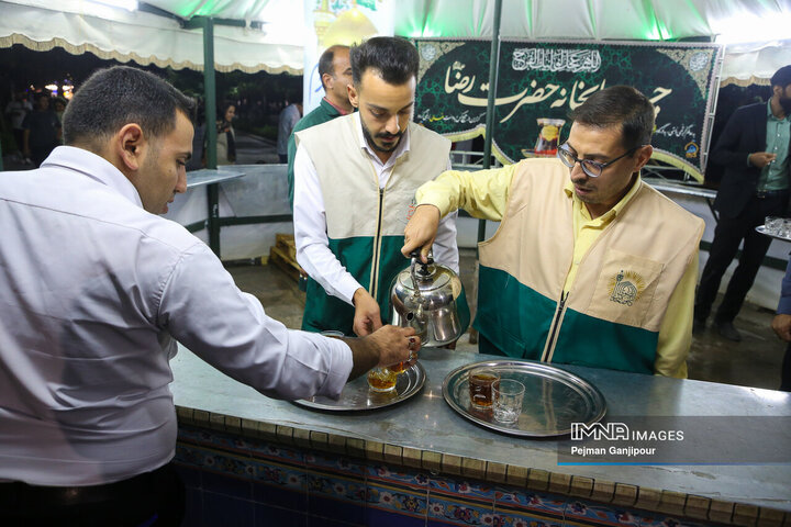 خدمت رسانی خادمان شهرداری اصفهان در چایخانه امام رضا