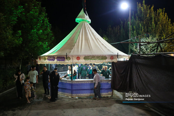 خدمت رسانی خادمان شهرداری اصفهان در چایخانه امام رضا