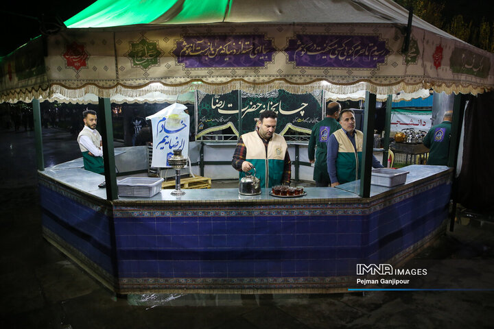 خدمت رسانی خادمان شهرداری اصفهان در چایخانه امام رضا