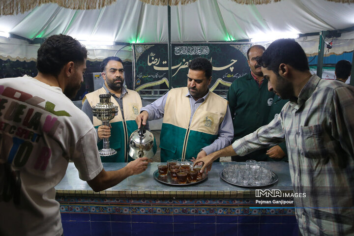 خدمت رسانی خادمان شهرداری اصفهان در چایخانه امام رضا
