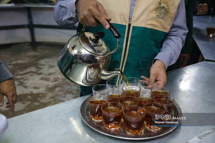 خدمت رسانی خادمان شهرداری اصفهان در چایخانه امام رضا