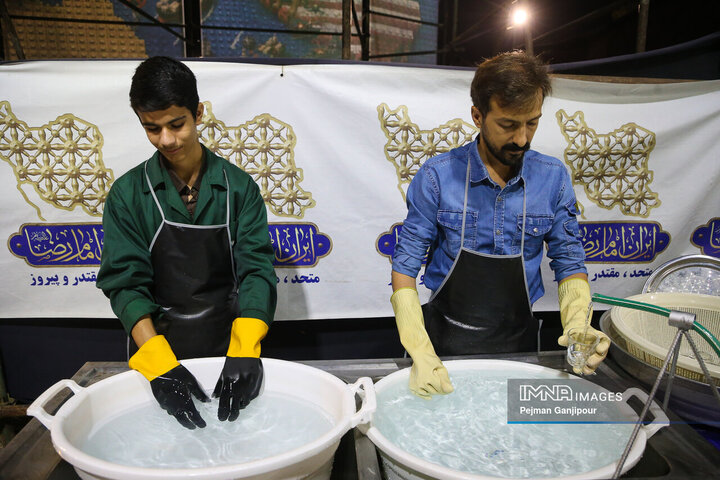 خدمت رسانی خادمان شهرداری اصفهان در چایخانه امام رضا