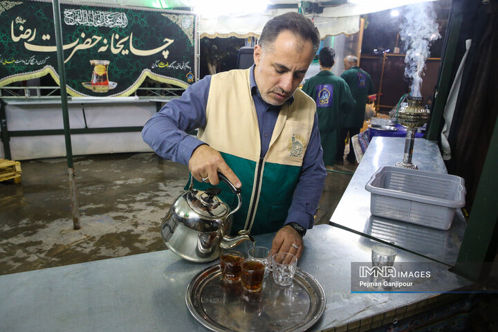 خدمت رسانی خادمان شهرداری اصفهان در چایخانه امام رضا