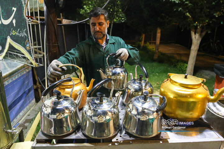 خدمت رسانی خادمان شهرداری اصفهان در چایخانه امام رضا
