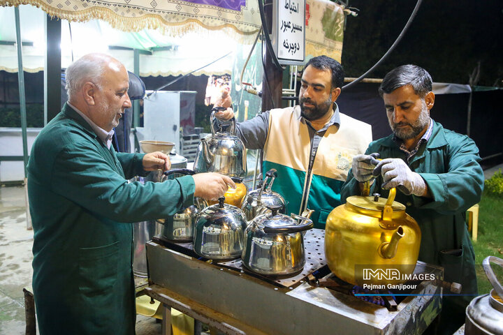 خدمت رسانی خادمان شهرداری اصفهان در چایخانه امام رضا
