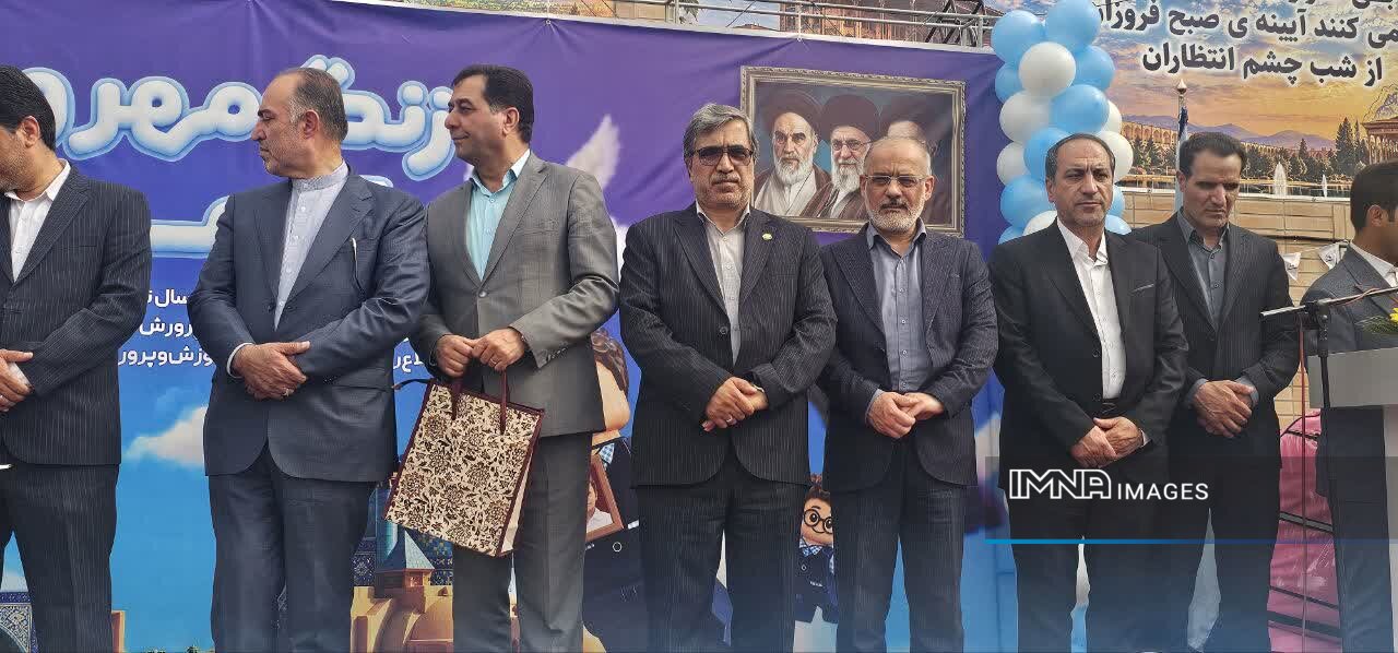 زنگ «مهر و مقاومت» در مدرسه نیکآیین ۲ منطقه ۴ اصفهان نواخته شد