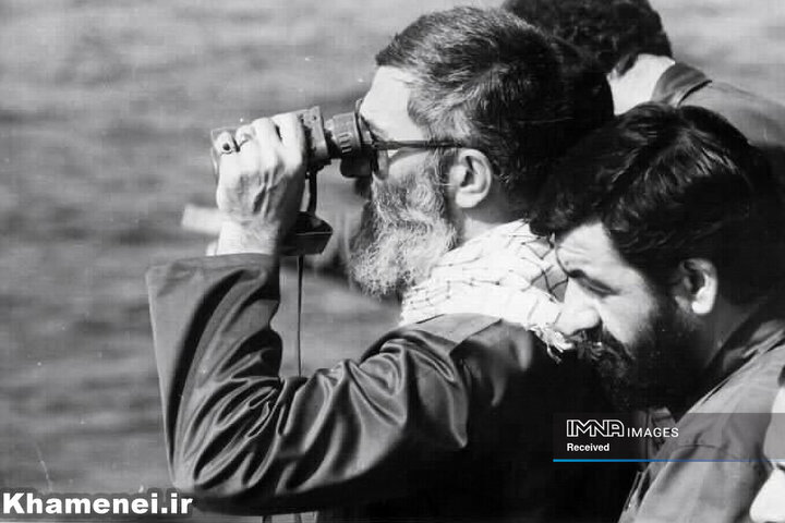 تصاویری از رهبر شهید انقلاب در جبهه‌های جنگ