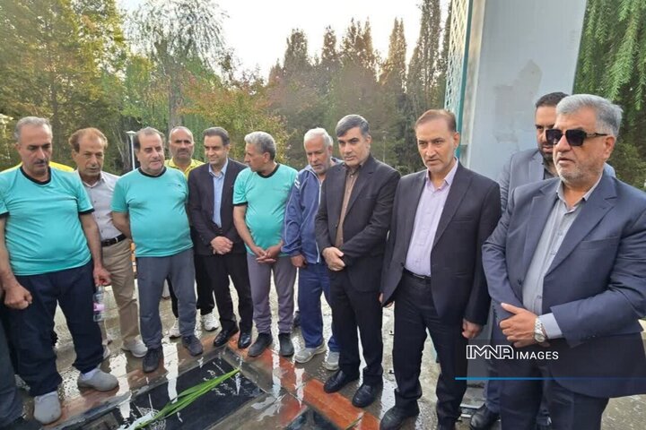 غبارروبی مزار شهدای گمنام در بوستان کوثر خوراسگان به‌مناسبت هفته دفاع مقدس