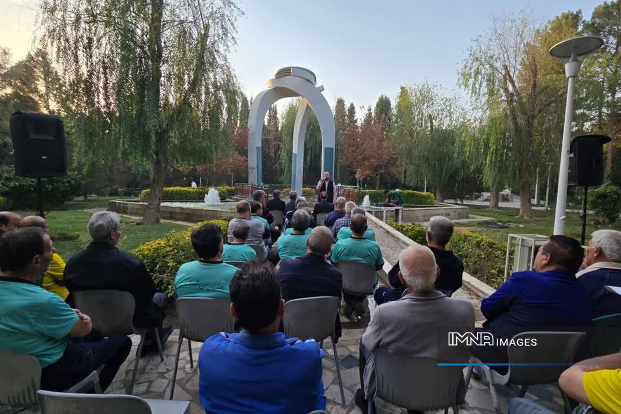 غبارروبی مزار شهدای گمنام در بوستان کوثر خوراسگان به مناسبت هفته دفاع مقدس