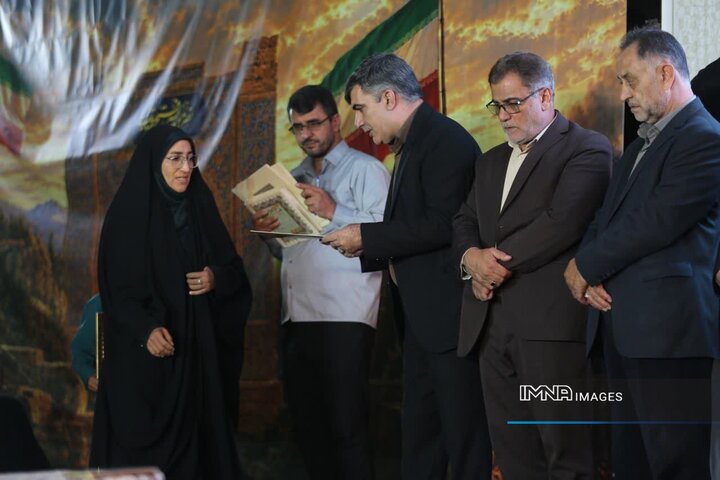 تداوم آیین‌های گرامیداشت شهدا در میدان امام خمینی(ره) خوراسگان