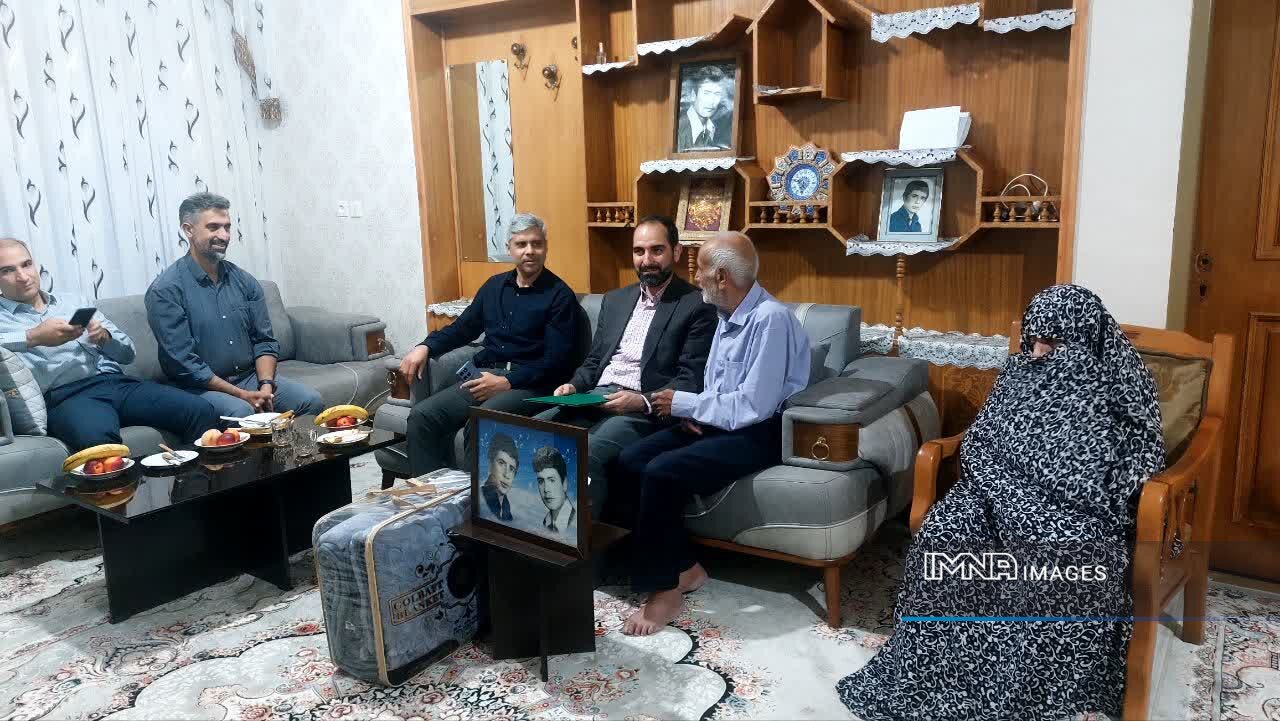 دیدار با خانواده شهدا انگیزه خدمت مسئولان را مضاعف میکند