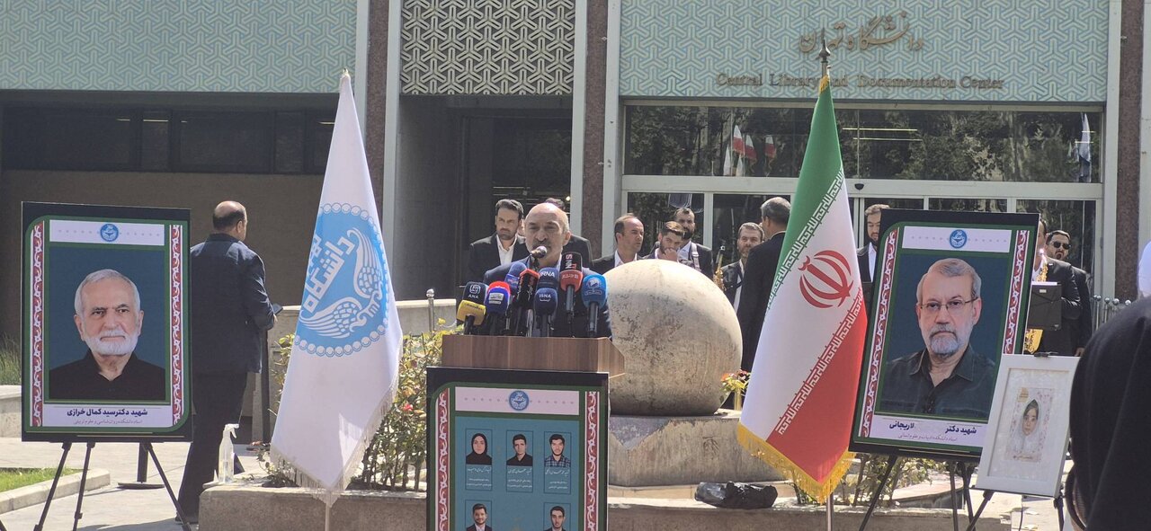 پرچم جمهوری اسلامی و دانشگاه تهران در آیین آغاز سال تحصیلی به اهتزاز درآمد