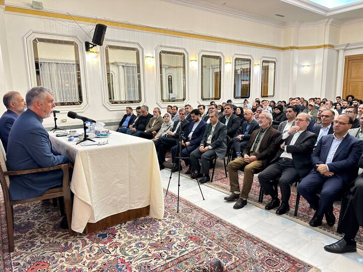 تأکید صالحی بر ترسیم نقشه راه مناسبات فرهنگی با روسیه/ هنرمندان، سفرای ملت هستند